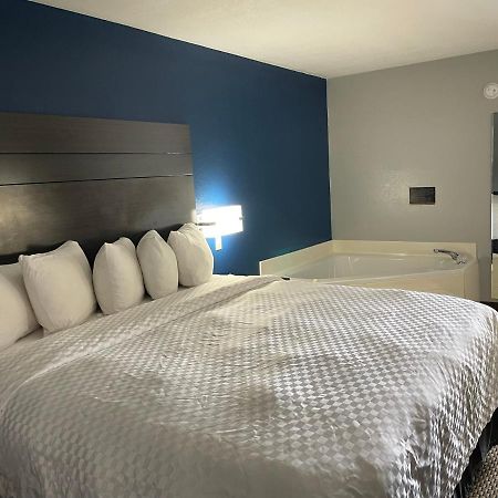 Clairmont Inn&Suites - Warren Extérieur photo