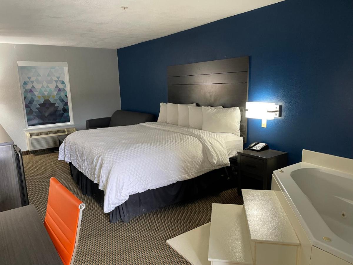 Clairmont Inn&Suites - Warren Extérieur photo