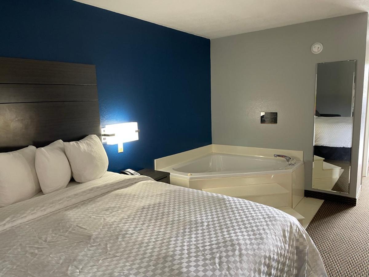 Clairmont Inn&Suites - Warren Extérieur photo