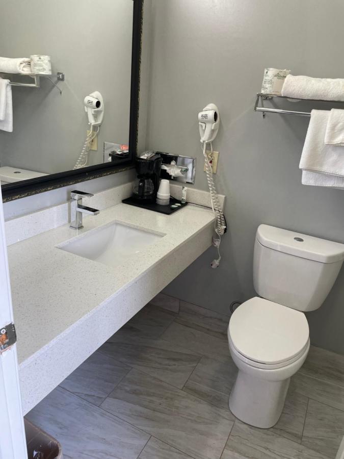 Clairmont Inn&Suites - Warren Extérieur photo