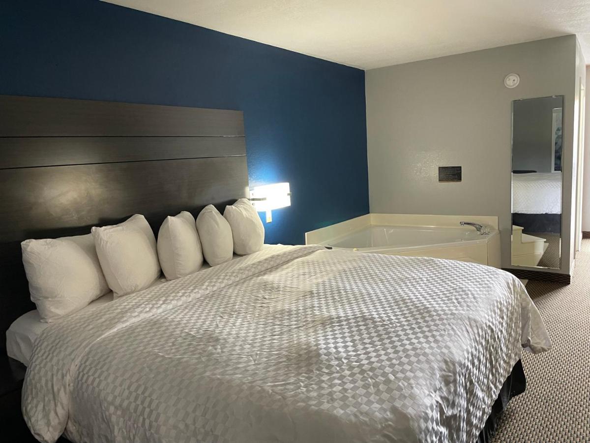 Clairmont Inn&Suites - Warren Extérieur photo