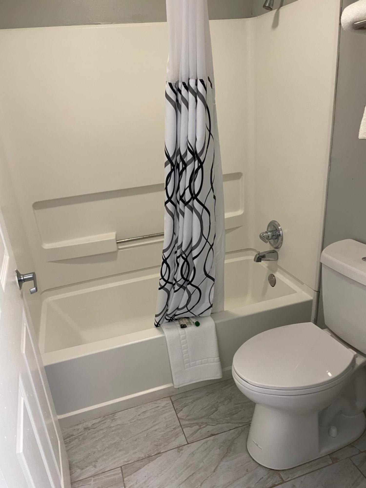 Clairmont Inn&Suites - Warren Extérieur photo