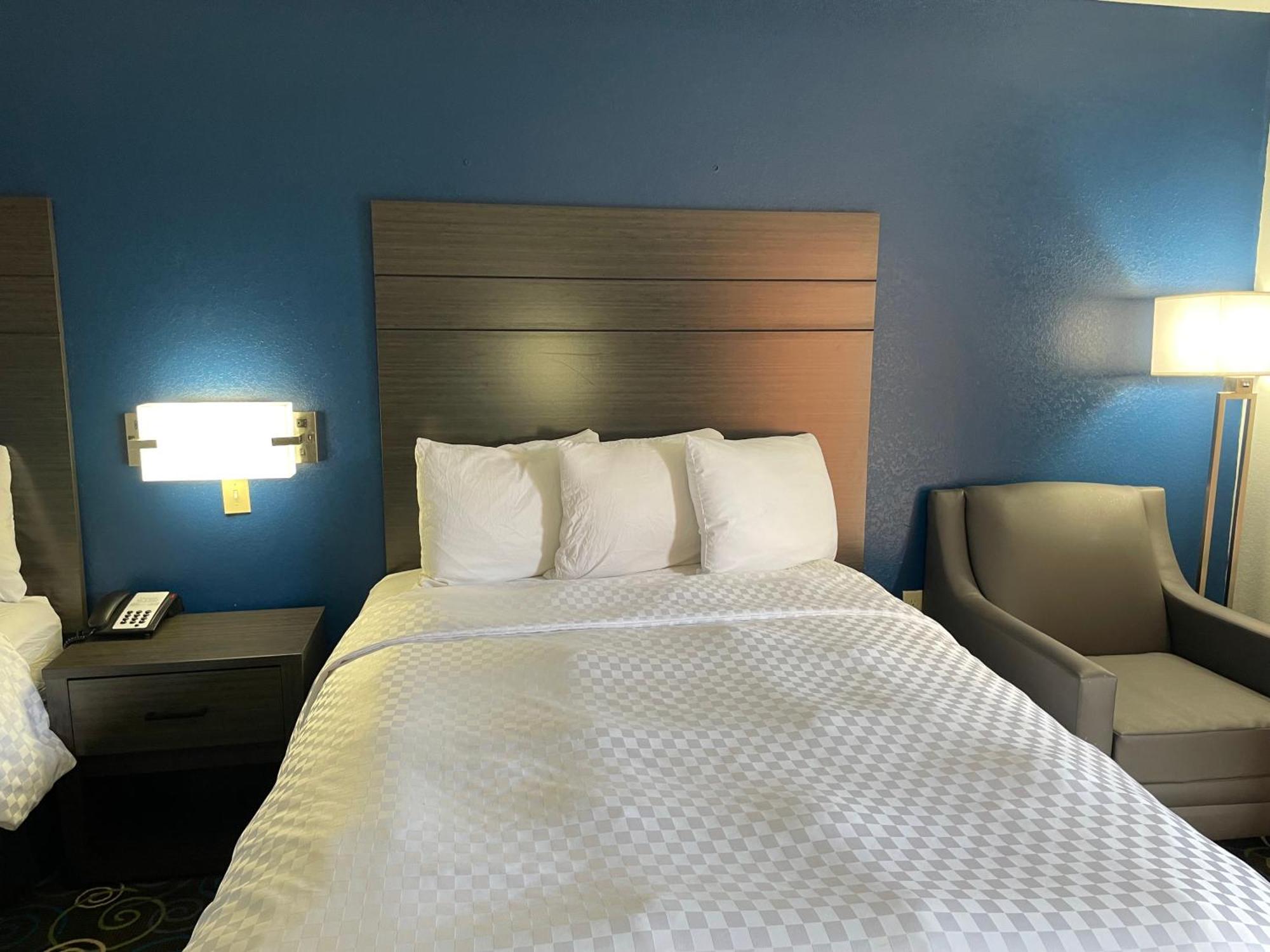 Clairmont Inn&Suites - Warren Extérieur photo