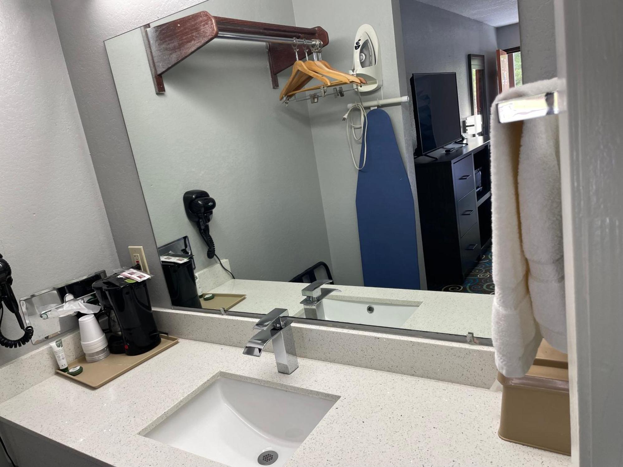 Clairmont Inn&Suites - Warren Extérieur photo