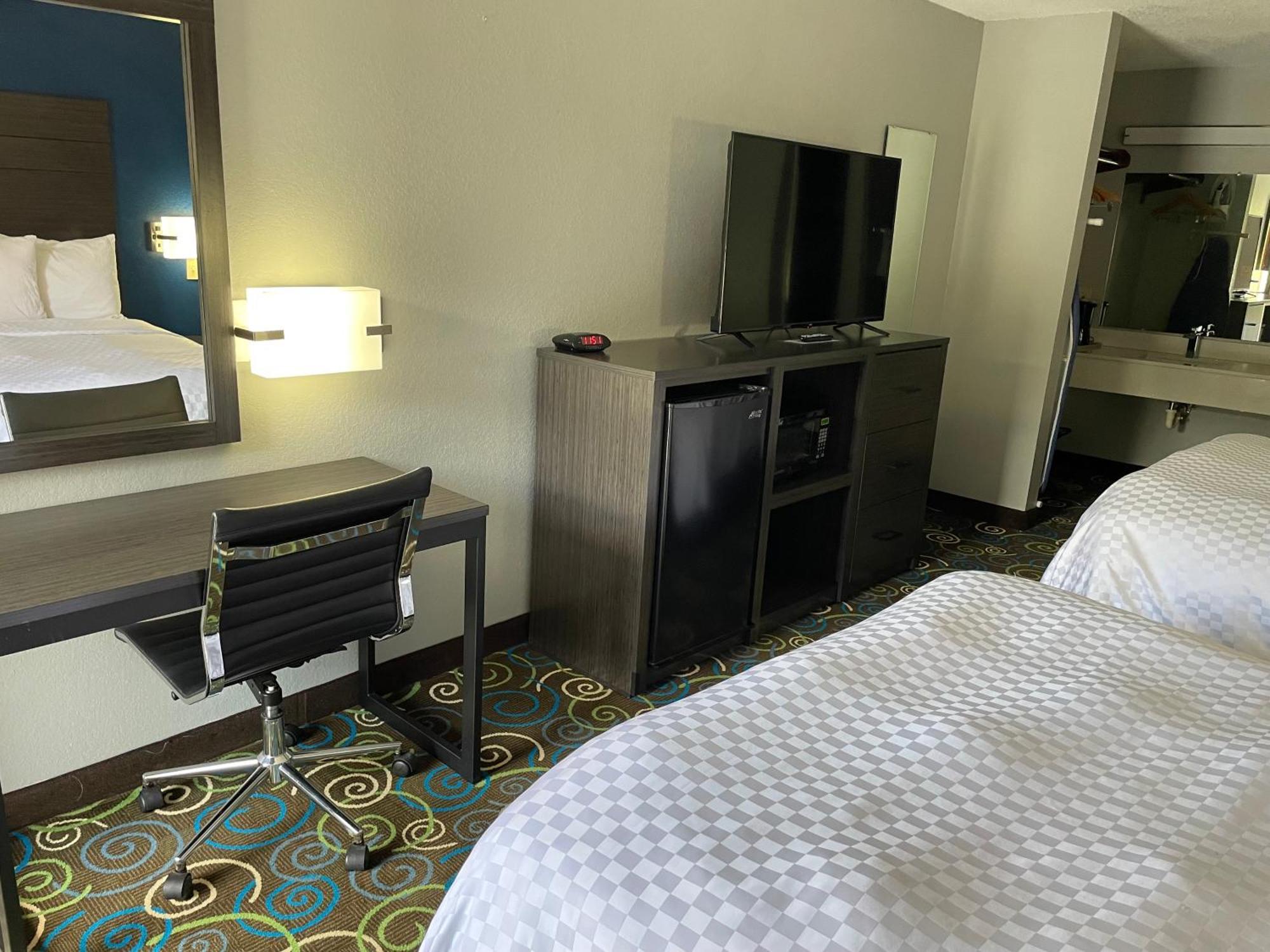 Clairmont Inn&Suites - Warren Extérieur photo