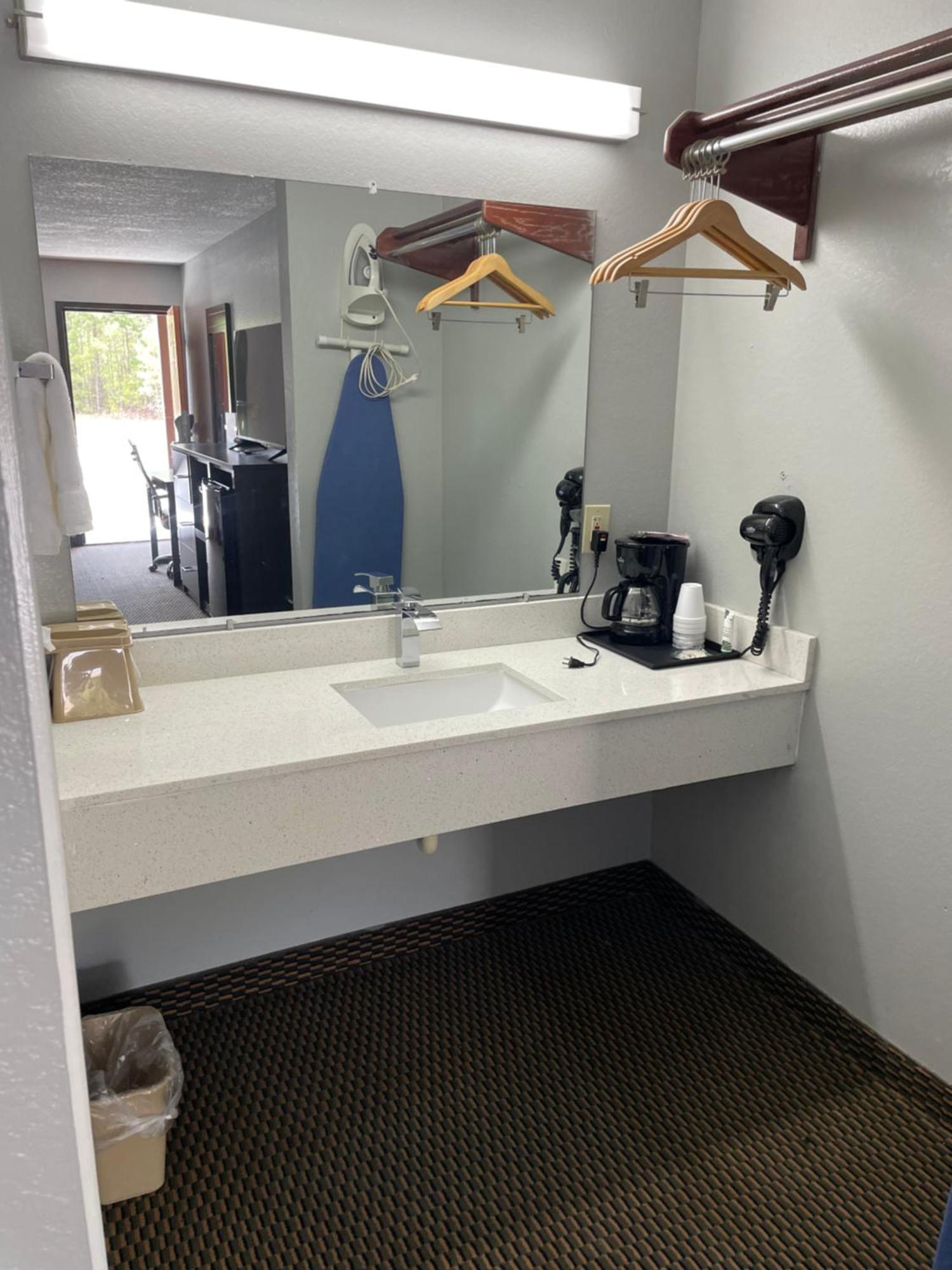 Clairmont Inn&Suites - Warren Extérieur photo