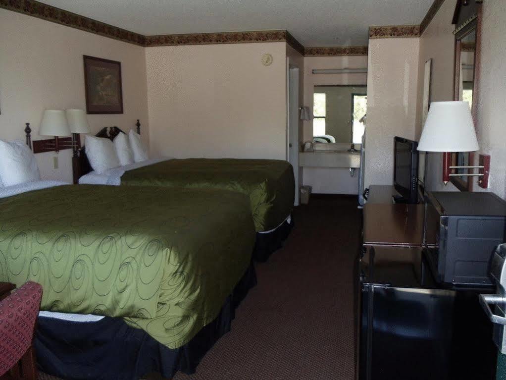 Clairmont Inn&Suites - Warren Extérieur photo
