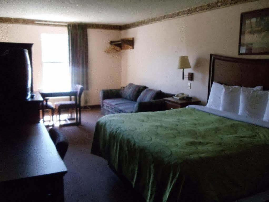 Clairmont Inn&Suites - Warren Extérieur photo