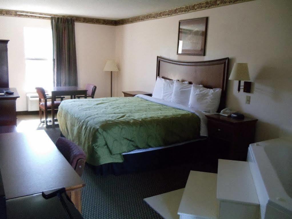 Clairmont Inn&Suites - Warren Extérieur photo