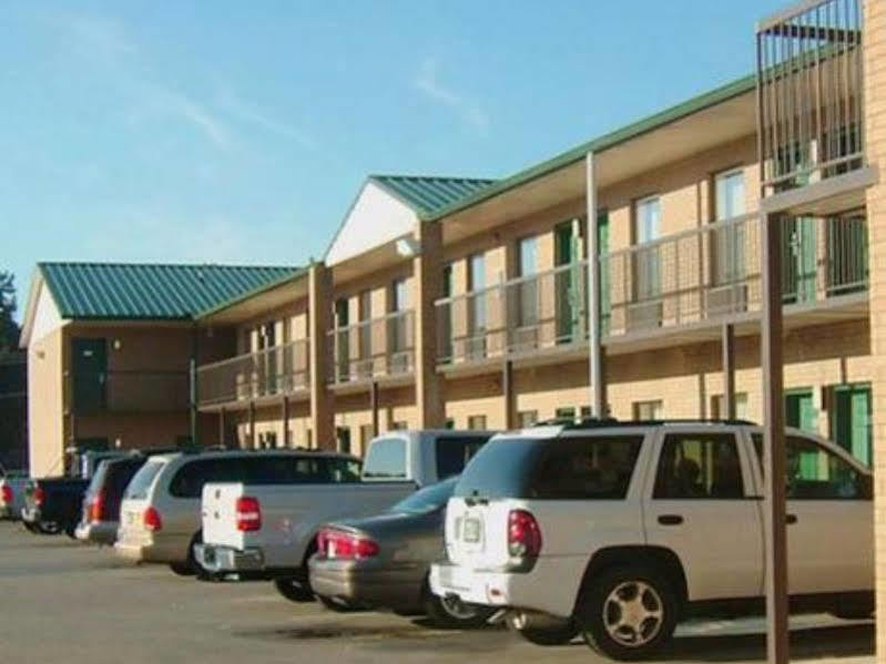 Clairmont Inn&Suites - Warren Extérieur photo